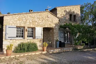 Image de Luberon, Maison en pierre calme au pied du Luberon.
