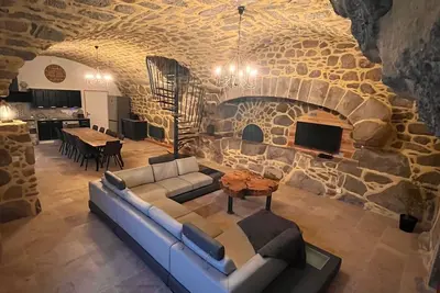 Image de Le gite du Parayre ancienne grange rénovée avec salle de jeux, située en Aveyron
