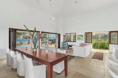 Stunning private, beachfront accommodation in paradise!