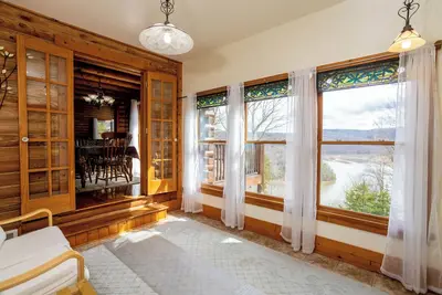 Image de Charming retreat in Draper, Va. Perfect for relaxation amidst scenic beauty. Book your stay now!