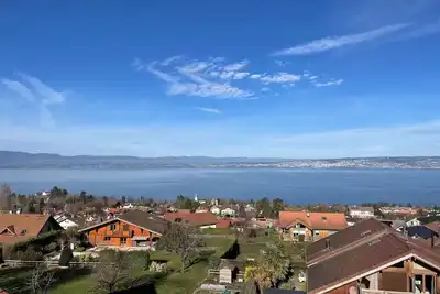 Image de Maison entre lac et montagne