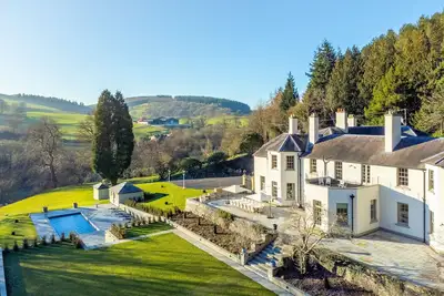 Image de Lingen Hall is an opulent luxury retreat in a truly tranquil setting, sleeping up to 26