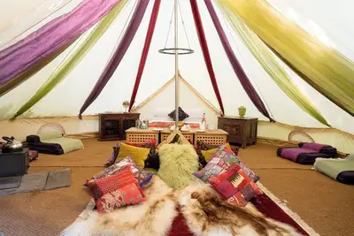 Image de Spacious and cosy 6 meter Bedouin Bell Tent in a secluded woodland clearing