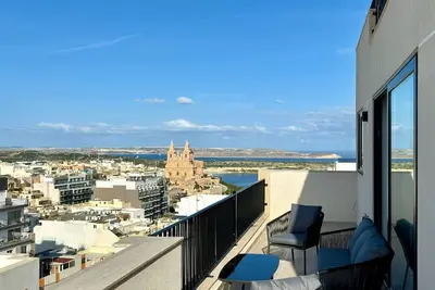 Image de Step inside to discover a modern and elegantly decorated space, featuring two spacious bedrooms with ample storage, ensuring a restful and convenient stay. The open-plan living area boasts contemporary furnishings, providing a chic and cozy atmospher