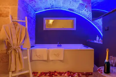Anna Luxury Suite with hot tub in the center of Conversano, for couples