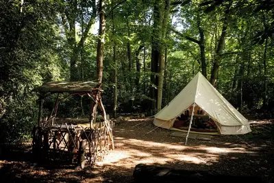 Image de Spacious and cosy 6 meter themed Moroccan Bell Tent in a woodland clearing
