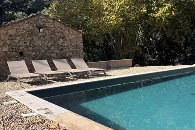 Image de Maison familiale avec piscine au milieu du maquis