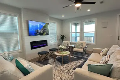 Image de Island Breeze - Sleeps 18 - Brand New Spacious 5-Bedroom Beach Front House