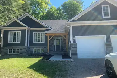 Image de Spacious & Modern Bungalow on Cul-de-Sac: Large Deck, Wood Lot, Steps to Beach