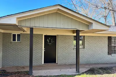 Image de Sleeps 10. Bayou Front Home close to Ulm, Sports Complexes, Airport and I-20.