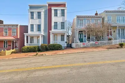 Image de 501) Modern home in Richmond- sleeps 8!