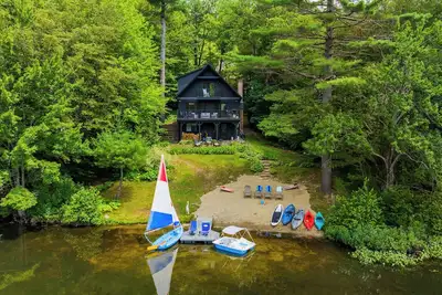 Image de Dog Friendly Lakefront Lodge with Private Beach