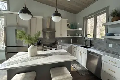 Image de New Modern Mtn cabin in Sapphire Nc. Property in The Divide. Monthly rates too!