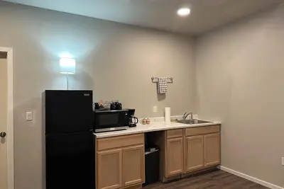 Image de 'Mother-In-Law' apartment in rural neighborhood. Kitchenette and Private Bath.