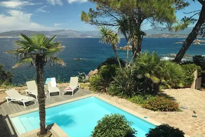 Villa pieds dans l'eau emplacement unique, accès privé crique, Isolella