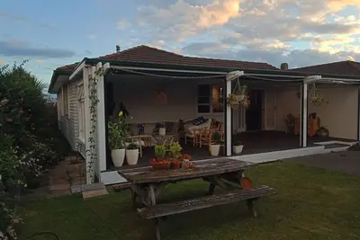 Image de Cosy character home with fireplace, private backyard & deck.