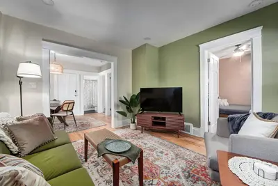 Image de Vibrant 2br Larchmere Classic Apt ~ Near Cleveland Clinic & Case Western