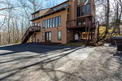 Image de Modern Rustic Lodge! 2 min. walk to Ski Slopes, 6TVs, Linens, WiFi, A/C, Firepit