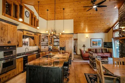 Image de Rustic Themed Cabin with Starlink. Walk/Snowmobile to lake from house. Ice Fish