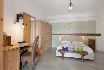 Image de Chambre 'Relais Villa Olivi Comfort Laura' avec vue sur lac, Wi-Fi et climatisation