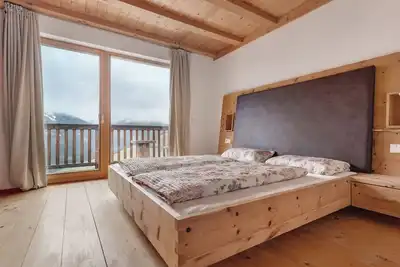 Image de Avec la vue sur les montagnes sur les montagnes, la terrasse privée et le Wi-Fi