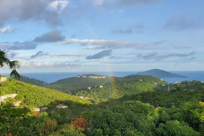 Image de A room with a view! Cozy 1-bedroom apartment with Ac and  WiFi