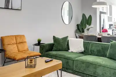 Image de Elite 10-Bed Retreat - Hot Tub |Ac| Fenced Yard | Parking | 2 Kitchens