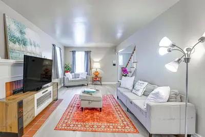Image de 15 Mi to Dtwn Detroit: Cozy Family Home w/ Yard!