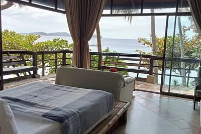 Image de Waterfront\/main house \/2 cabins, living\/ dining room, fully staffed, pet friendly