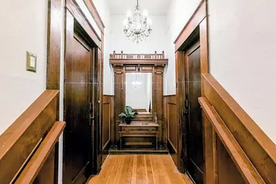 Image de Entire 1888 Historic Loft – 3br, 2. 5ba Private Retreat in Downtown Newberg