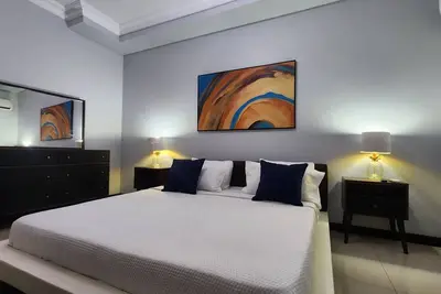 Image de Luxury 2-Bedroom Suite with Ac, WiFi, adjacent Ac Marriott Hotel New Kingston