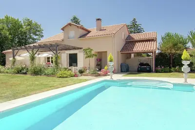 Villa à Rouzède avec piscine chauffée