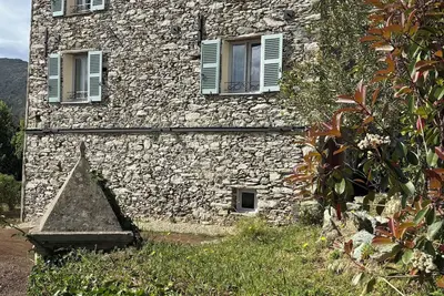 Image de Suite avec jardin et piscine