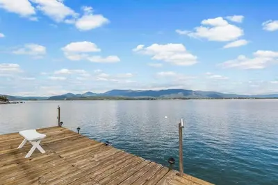 Image de Rustic Waterfront Escape