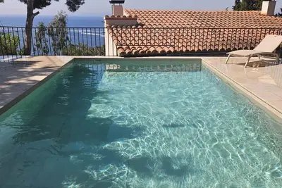 Image de Los Torrinos Villa de ensueño con piscina y encanto mediterráneo.