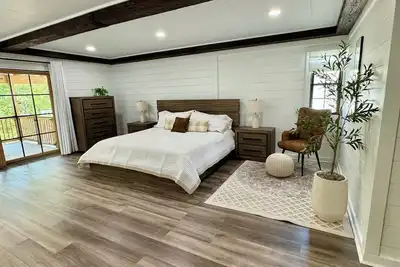 Image de Beautiful river front studio with dock and adjacent boat ramp