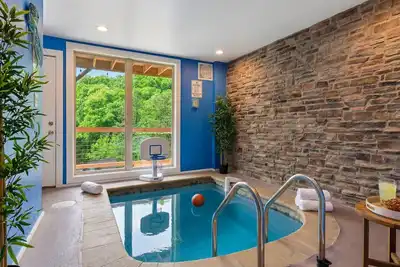 Image de Smokies Couple Getaway by Ghosal Lodging