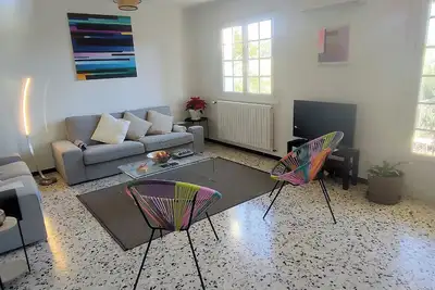Image de Grand T3 dans maison avec jardin dans village provençal à 7 minutes de la mer