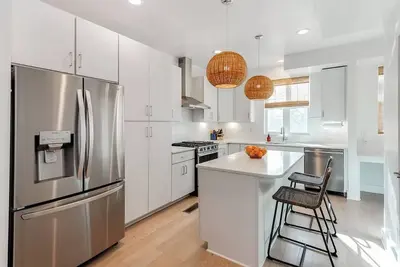 Image de Prime Location, Rooftop City View, Walkability