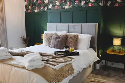 Image de Entire home in Haworth, United Kingdom\n8 guests 4 bedrooms 5 beds 2. 5 bathrooms