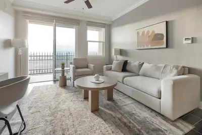 Image de Landing at Johnstown Plaza - 2 Bedrooms in John. . .