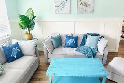 Image de \"The Salty Lime\"  Walk to Restaurant/bars, park.