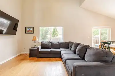 Image de Peaceful neighborhood home, spacious & cozy with plenty of beds!