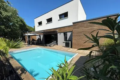 Image de Maison d'architecte avec piscine chauffée et jardin, environnement calme,