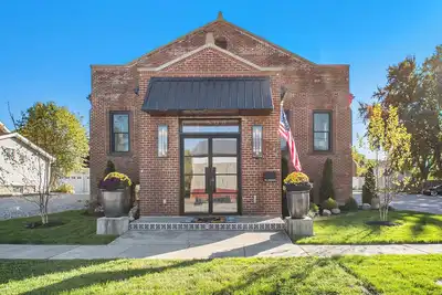 Image de The Parish House! 6 bdrm, 8 bath home in the heart of the Village of Three Oaks!