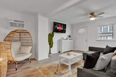 Image de Welcome to this charming townhouse located in the heart of Easton, Pennsylvania!