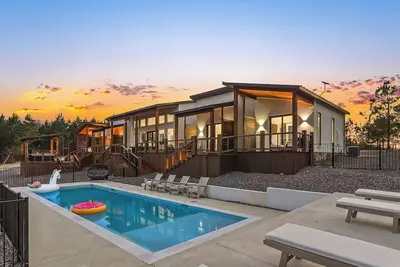 Image de Luxury Hilltop, Surreal Views, Pool, Hot Tub, Firepit & 4Kings Bed