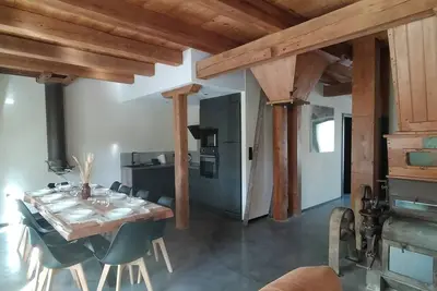 Ancien Moulin rénové pour 10 personnes avec bain nordique et 4 salles de bain!
