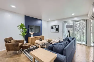 Image de Airy King Suite Getaway | Sleeps 4 | Pool, Prkg