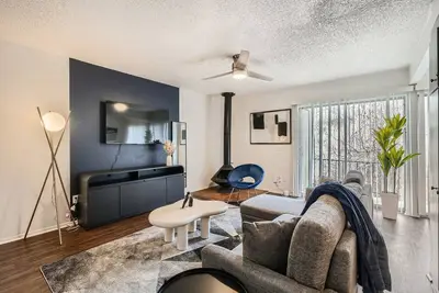 Image de Modern King Suite Getaway | Sleeps 4 | Pool, Prkg